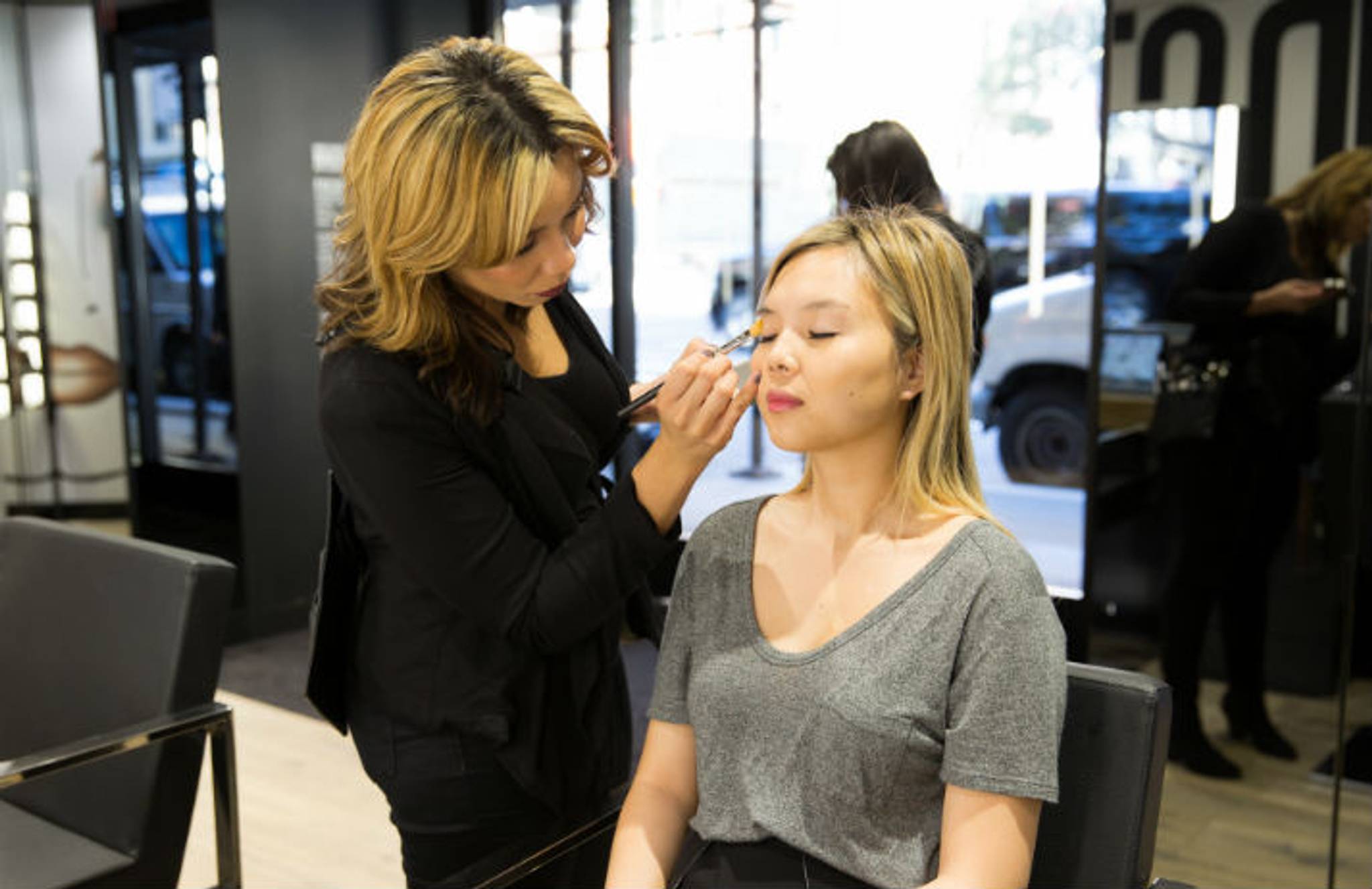 L'Oréal Brazil makes make-up tutorials for blind people