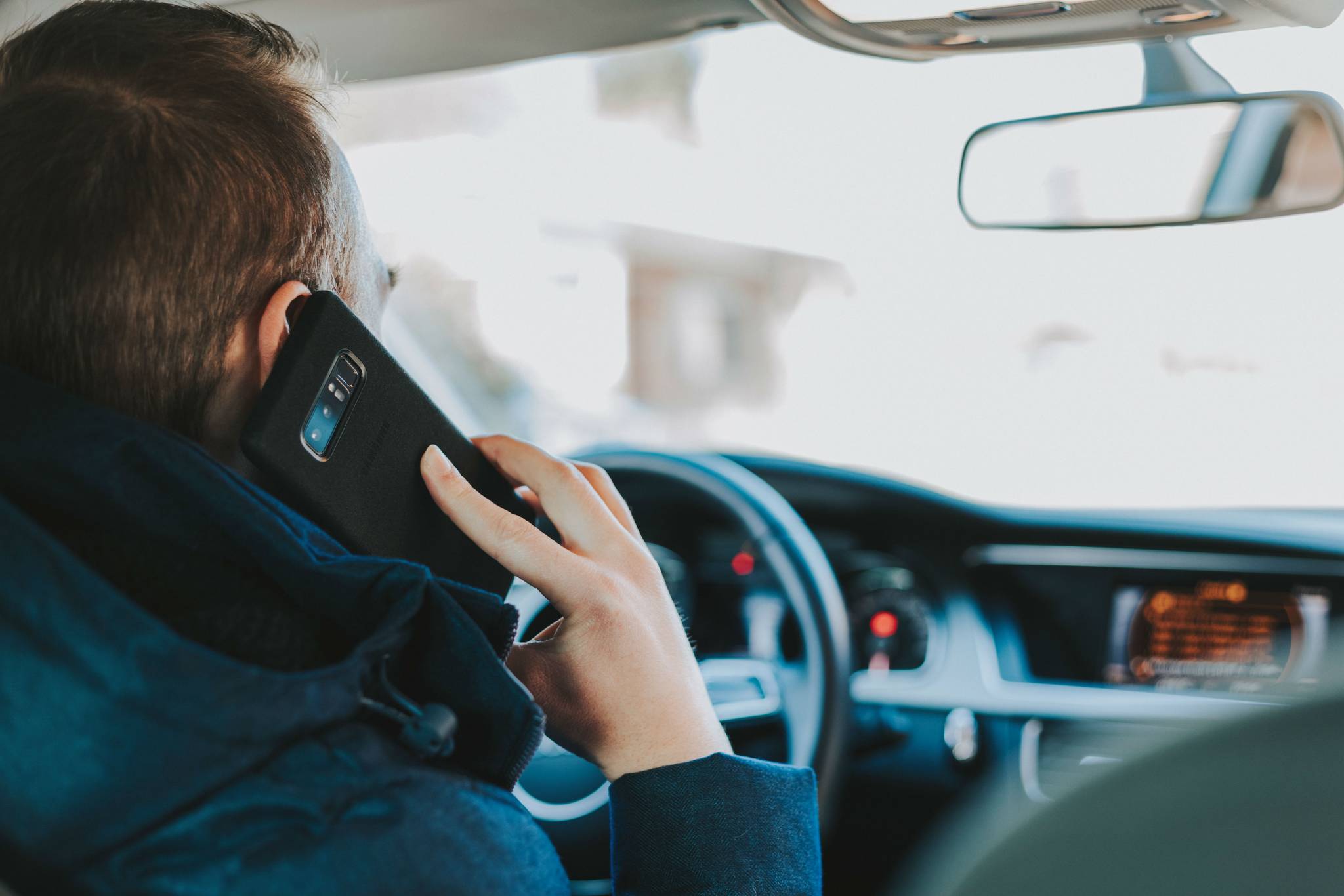 Aussies worry about mobile phone usage when driving