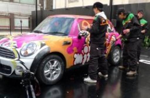 Canvas car: Mini Coopers get painted, live