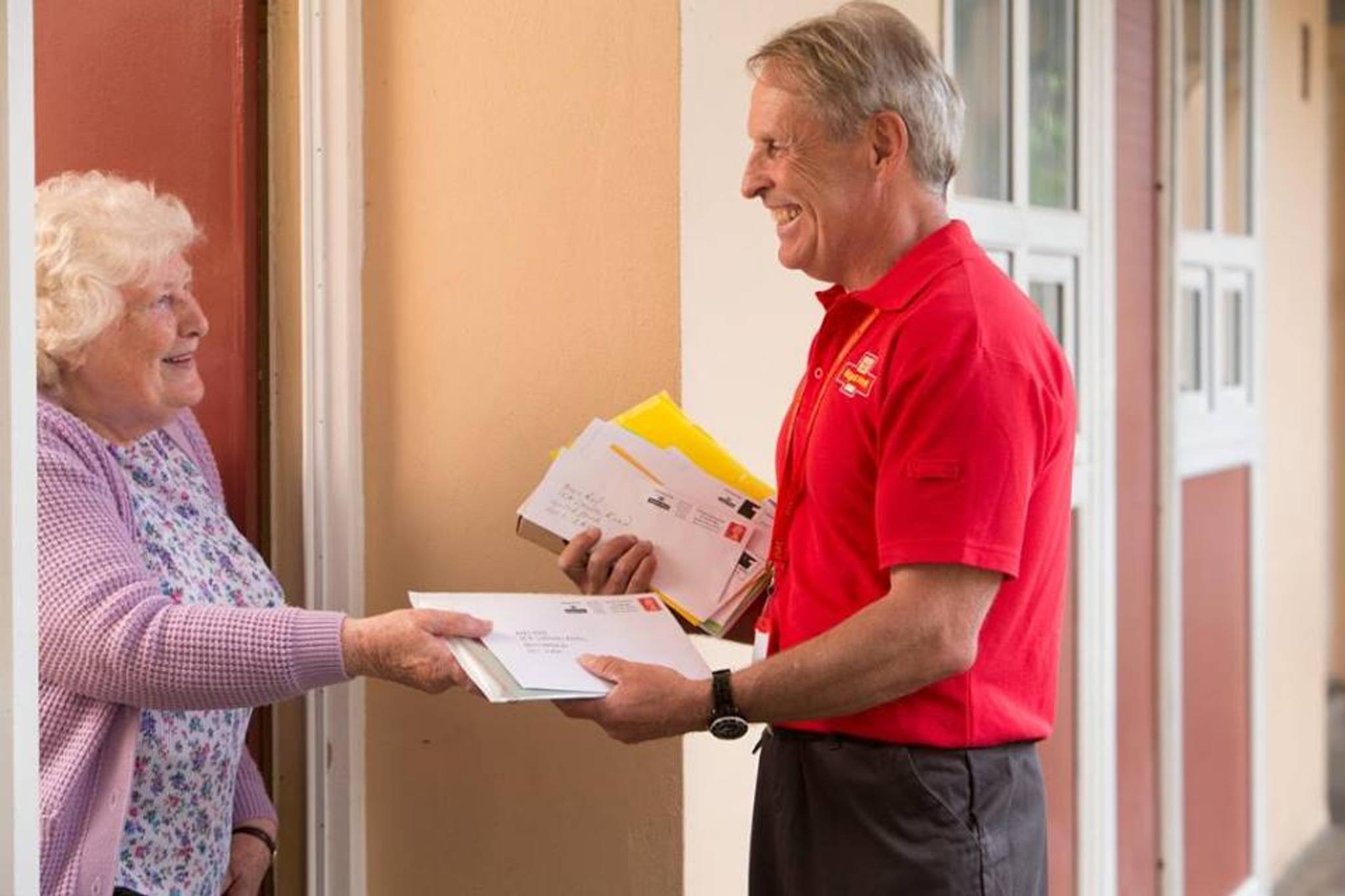 Postal workers check in on Seniors to tackle loneliness