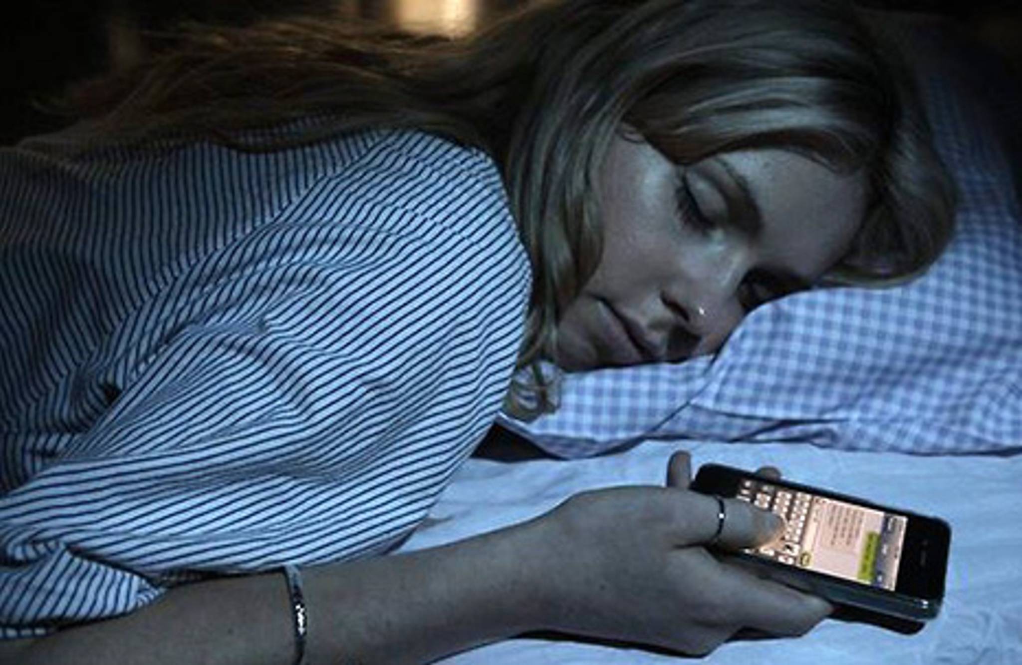 Smartphone use is depriving Brits of sleep