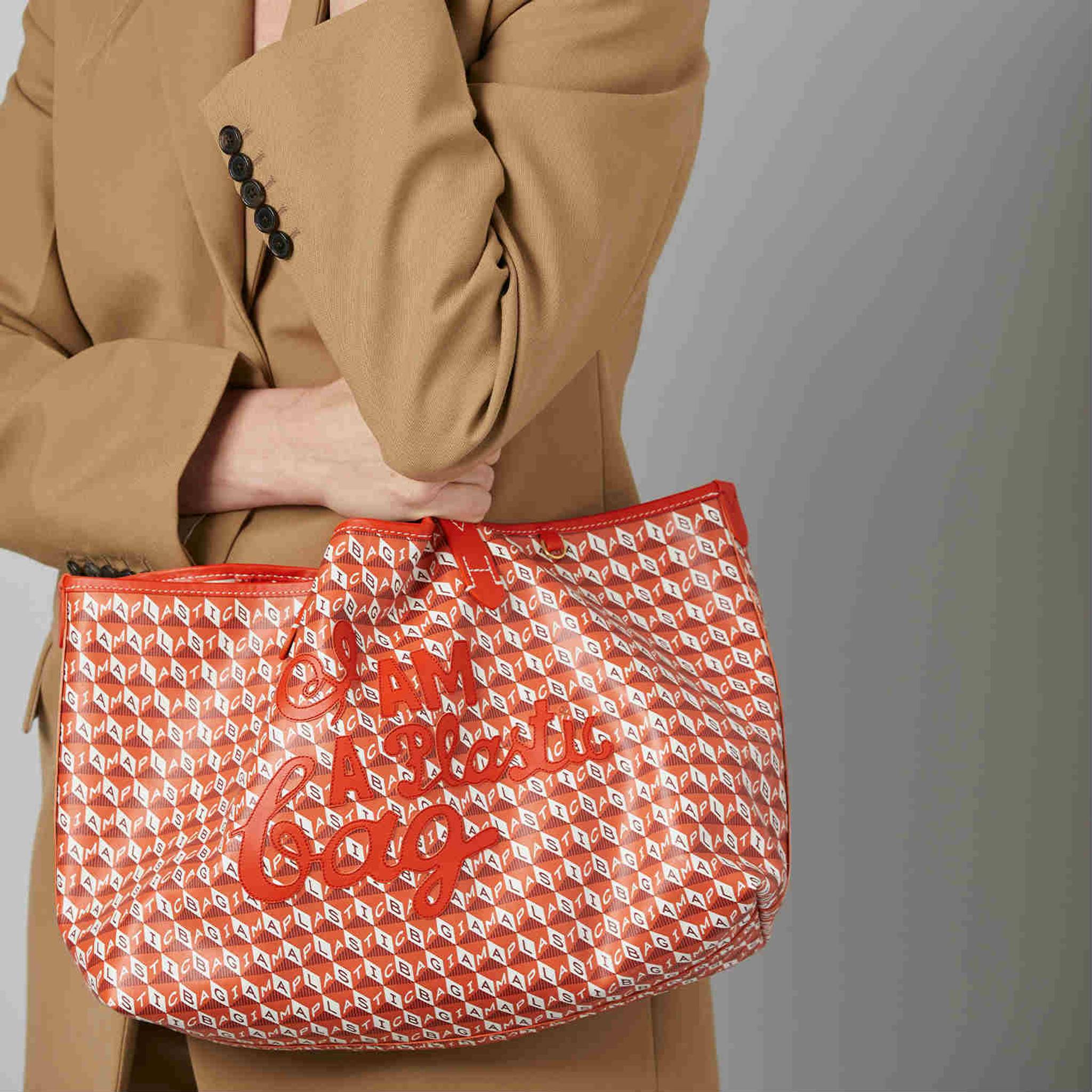 Designer ‘plastic bag’ lets shoppers flaunt eco values