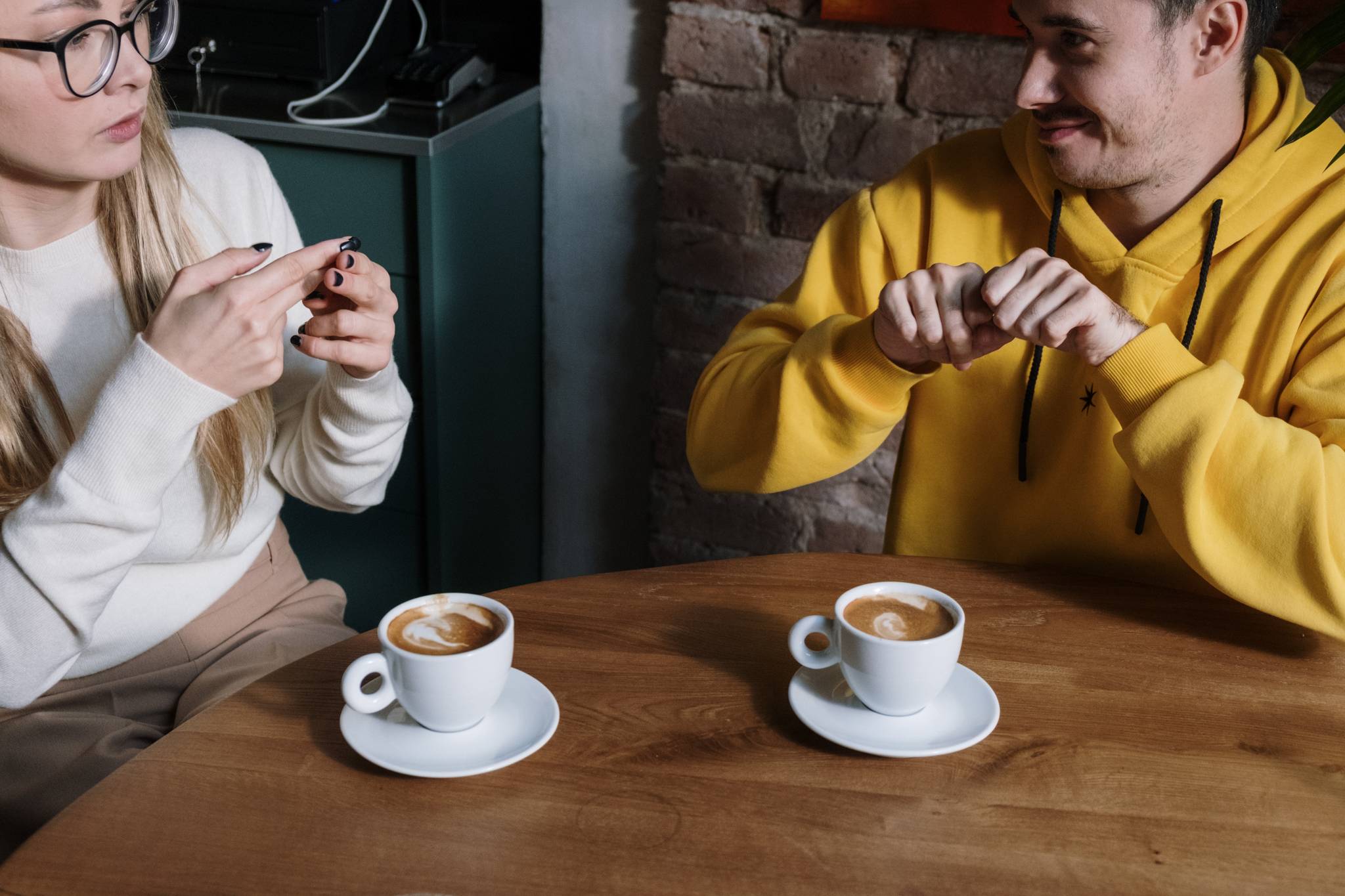 Tinder bridges the gap between deaf and hearing daters