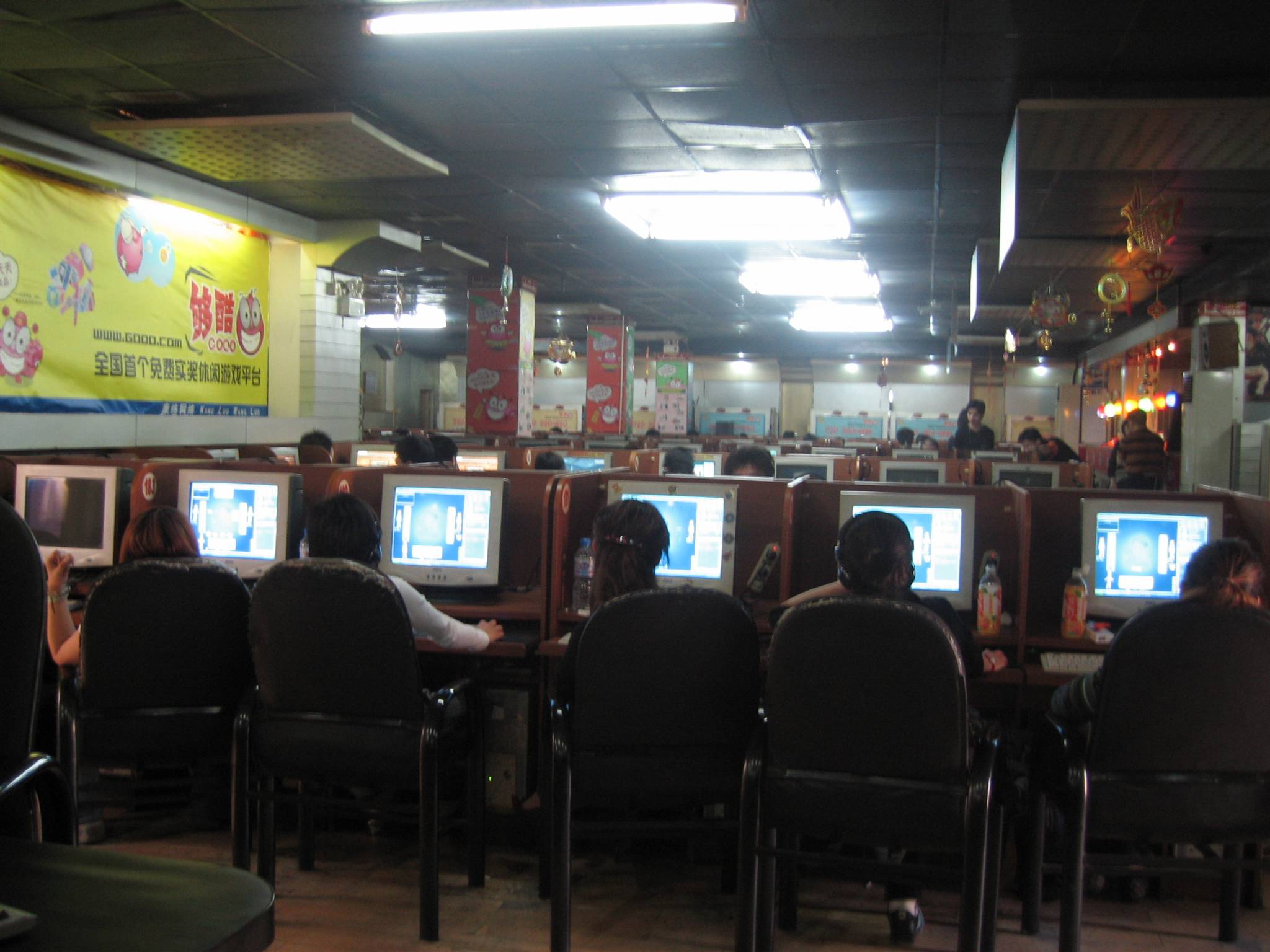 Chinese internet cafés make a comeback