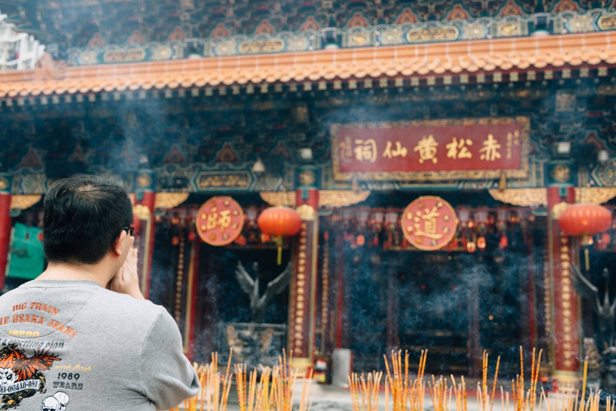 Chinese youths flock to temples as a form of escapism