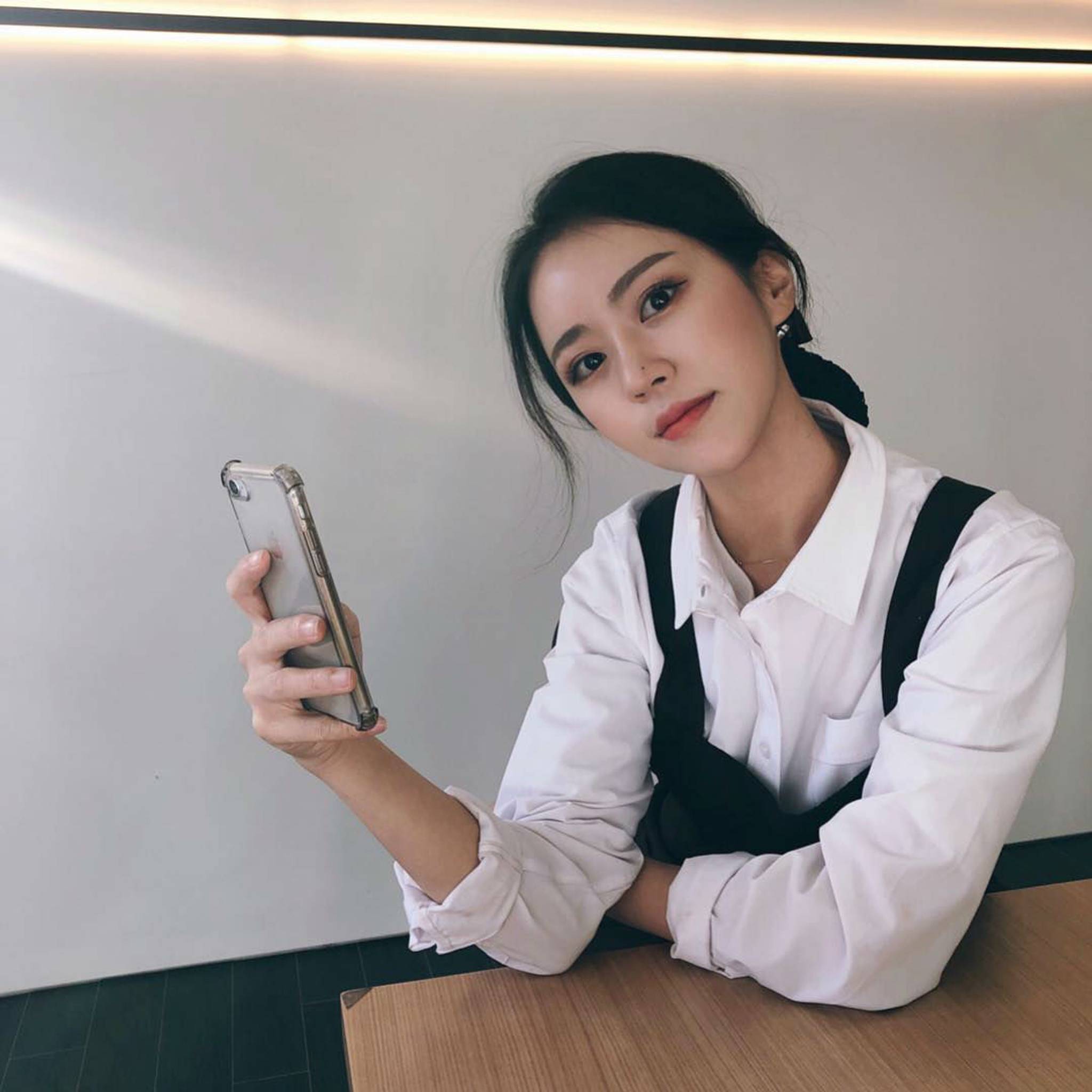 Korean women ruin makeup to protest beauty ideals