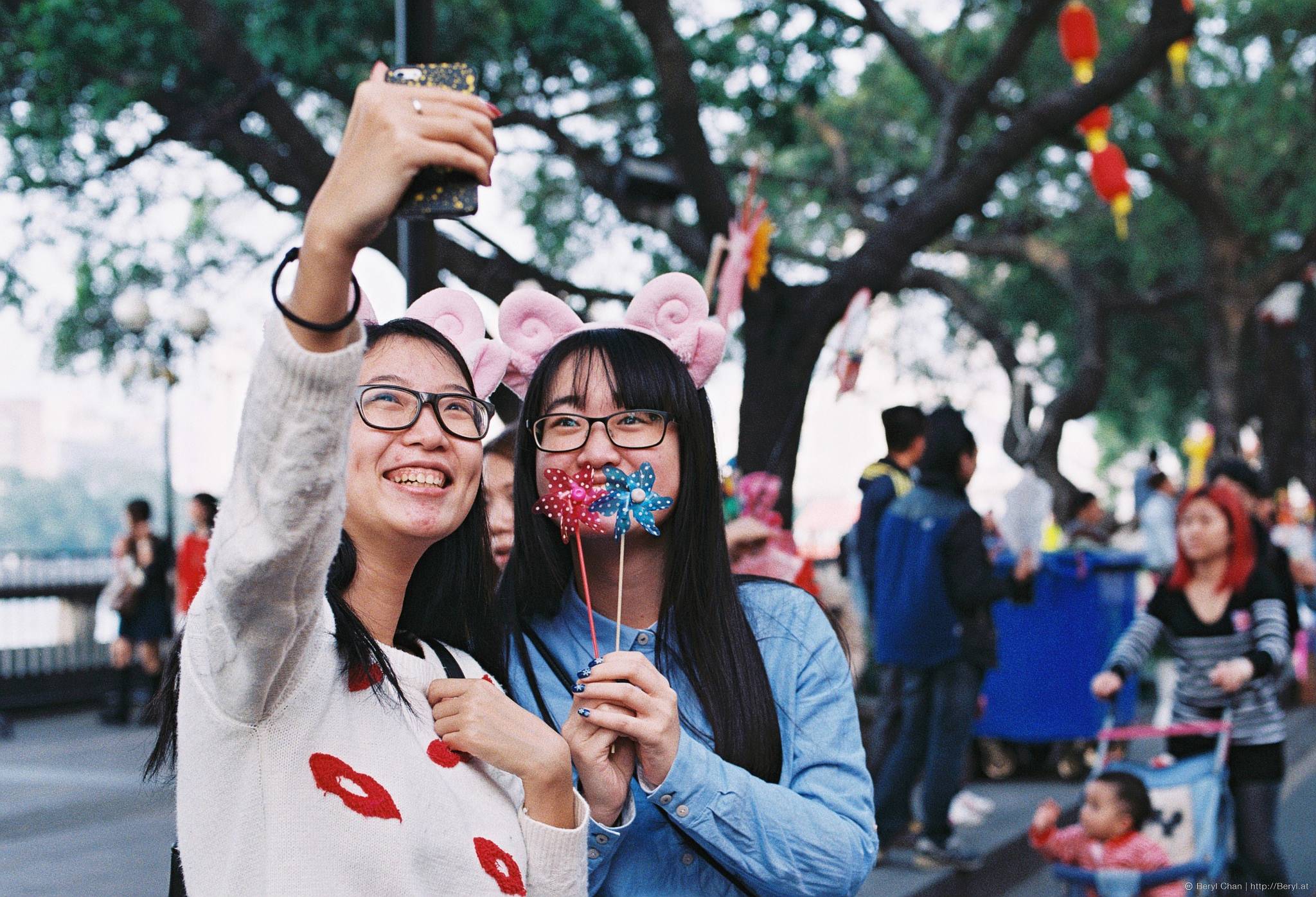 Chinese girls go crazy for the ultimate selfie camera