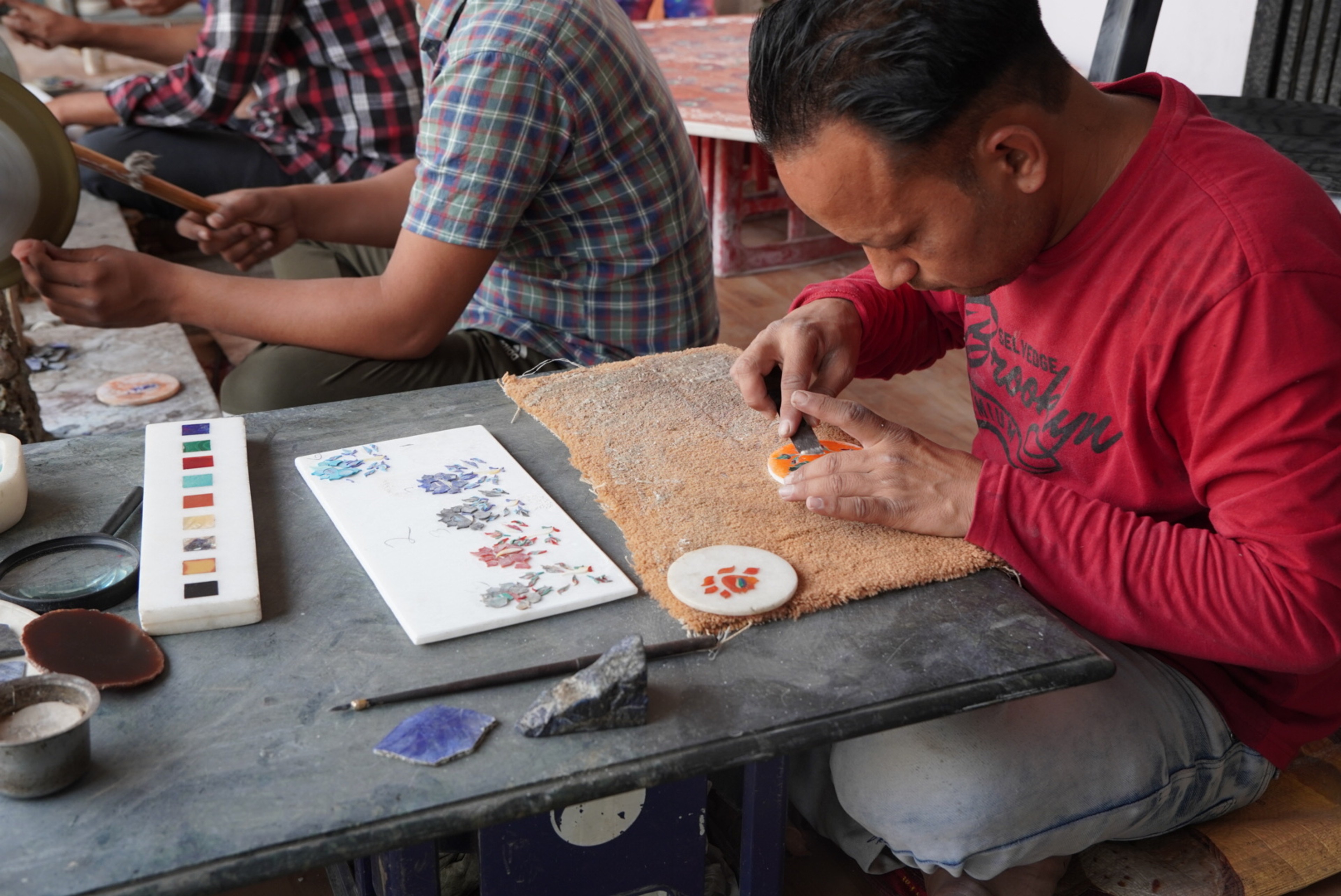 Le Taj Mahal au lever du soleil, le Fort d'Agra et l'atelier familial derrière le marbre photo 4