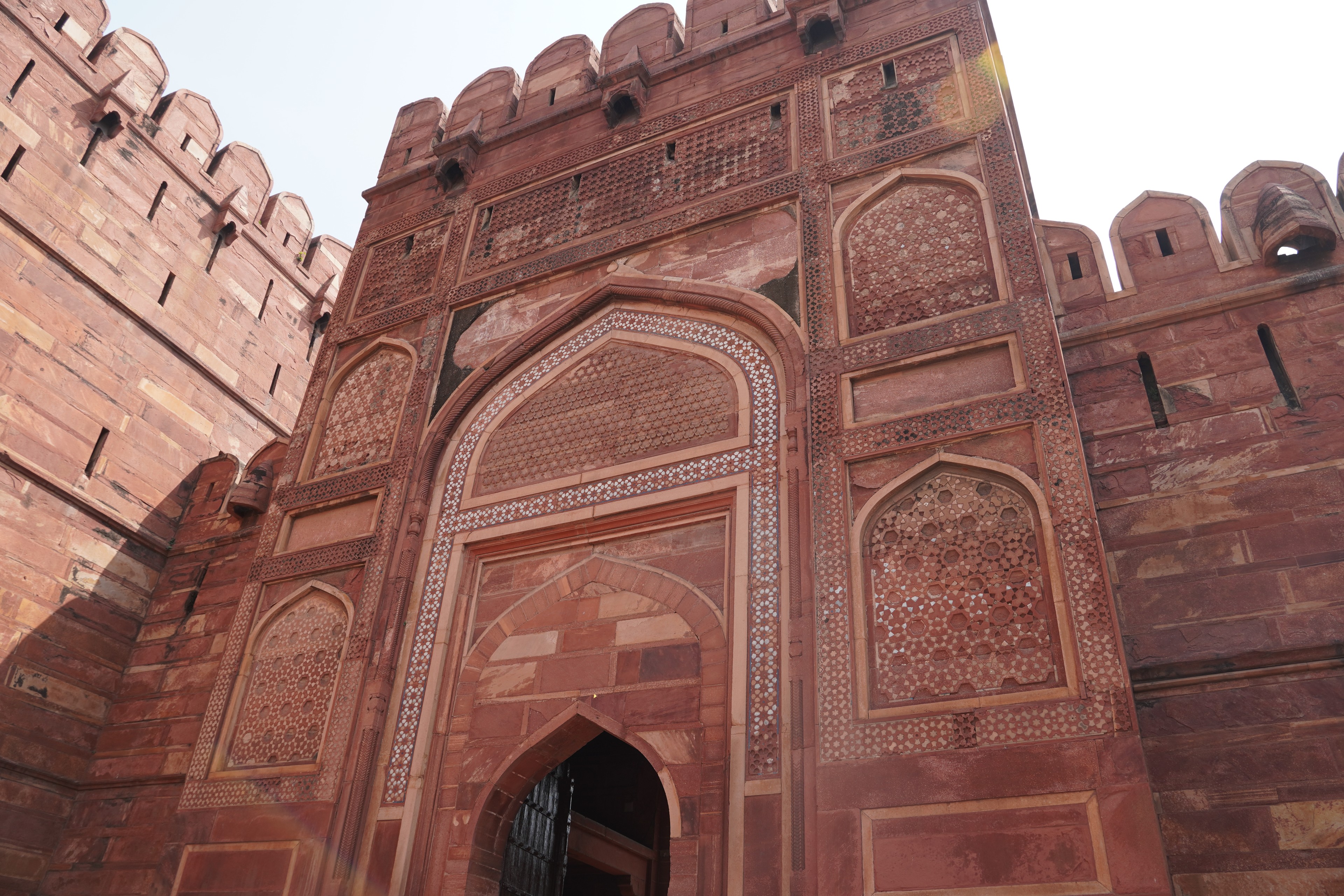 Le Taj Mahal au lever du soleil, le Fort d'Agra et l'atelier familial derrière le marbre photo 5