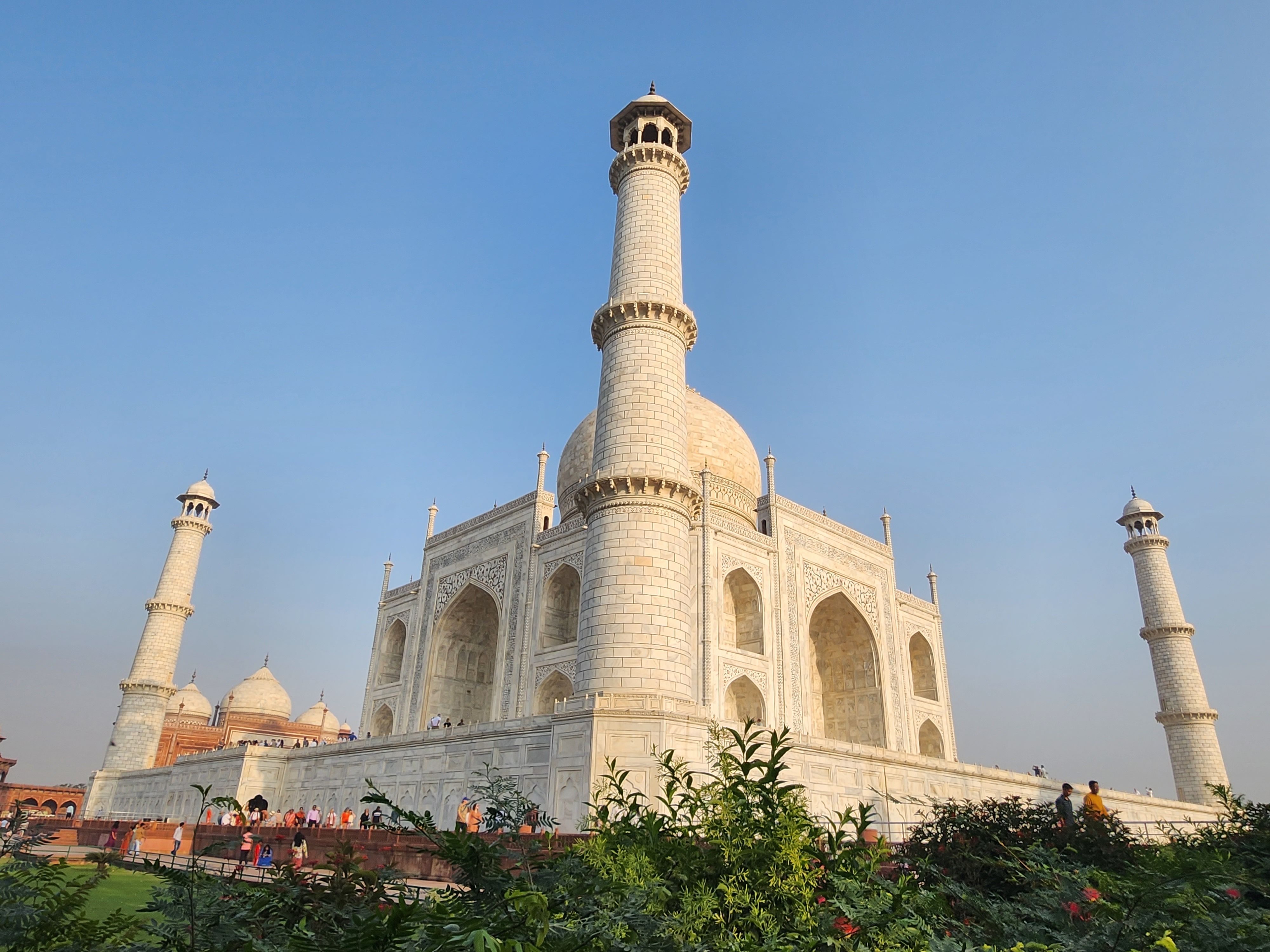 Le Taj Mahal au lever du soleil, le Fort d'Agra et l'atelier familial derrière le marbre