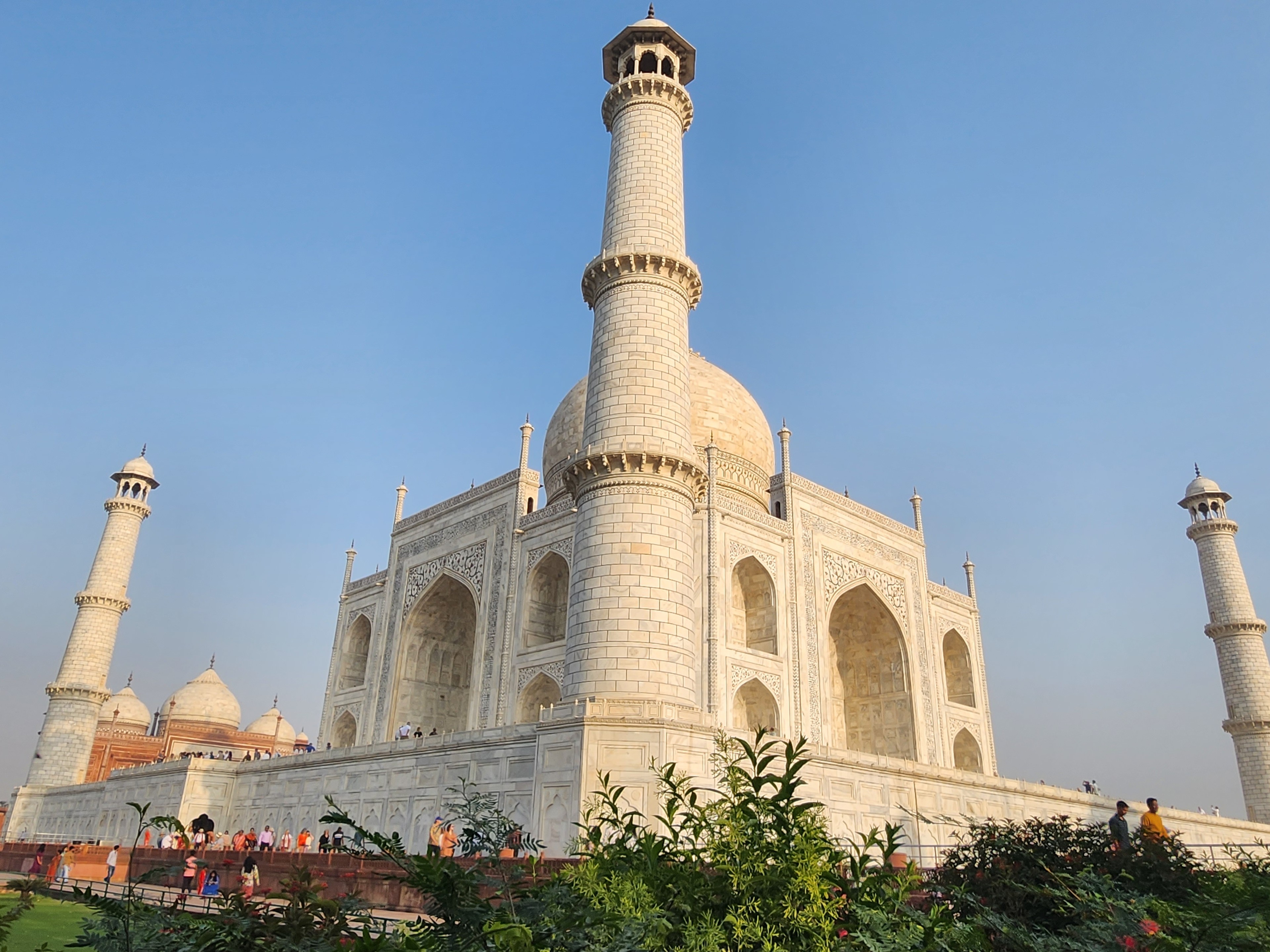 Le Taj Mahal au lever du soleil, le Fort d'Agra et l'atelier familial derrière le marbre