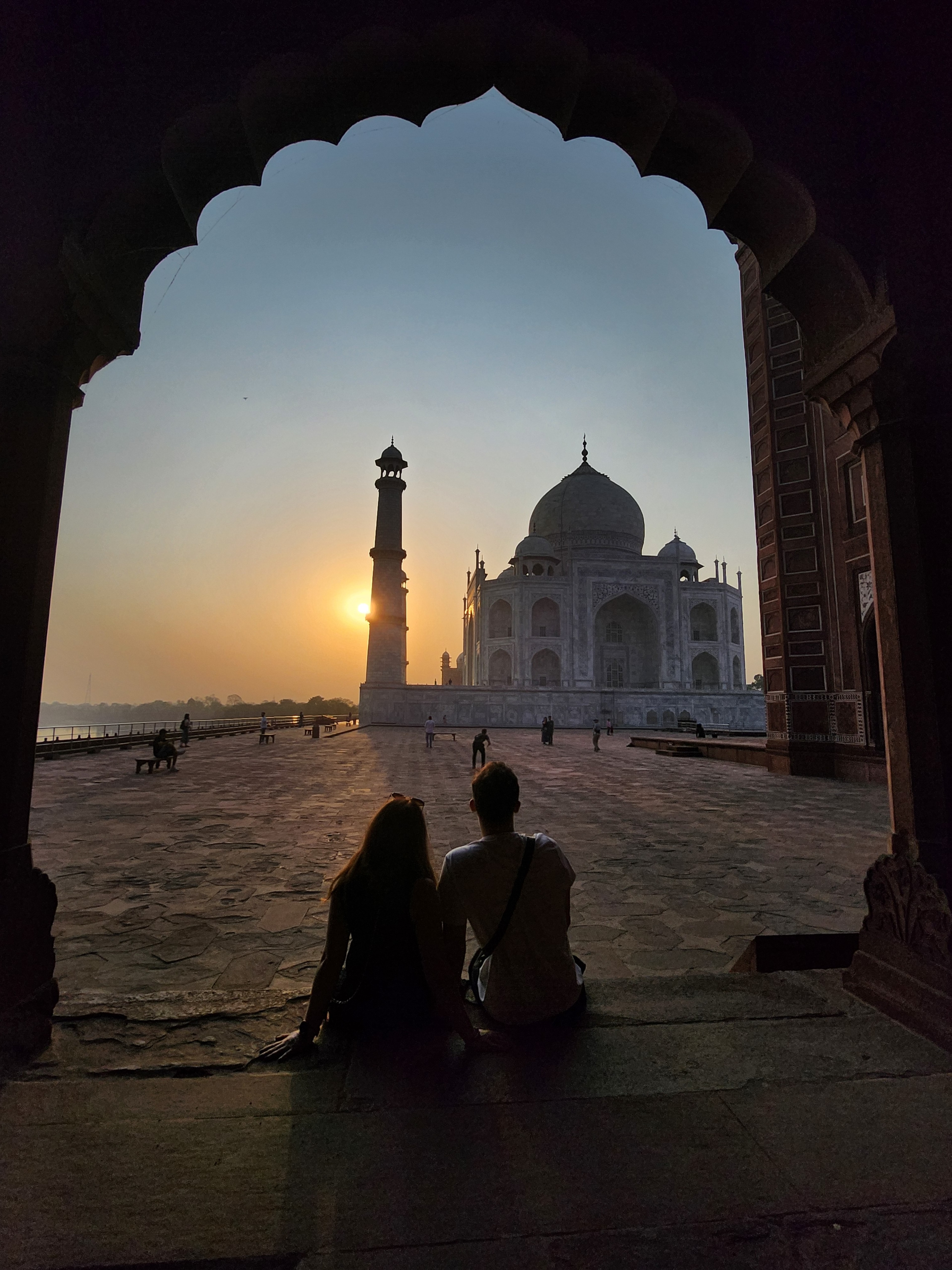 Le Taj Mahal au lever du soleil, le Fort d'Agra et l'atelier familial derrière le marbre photo 2