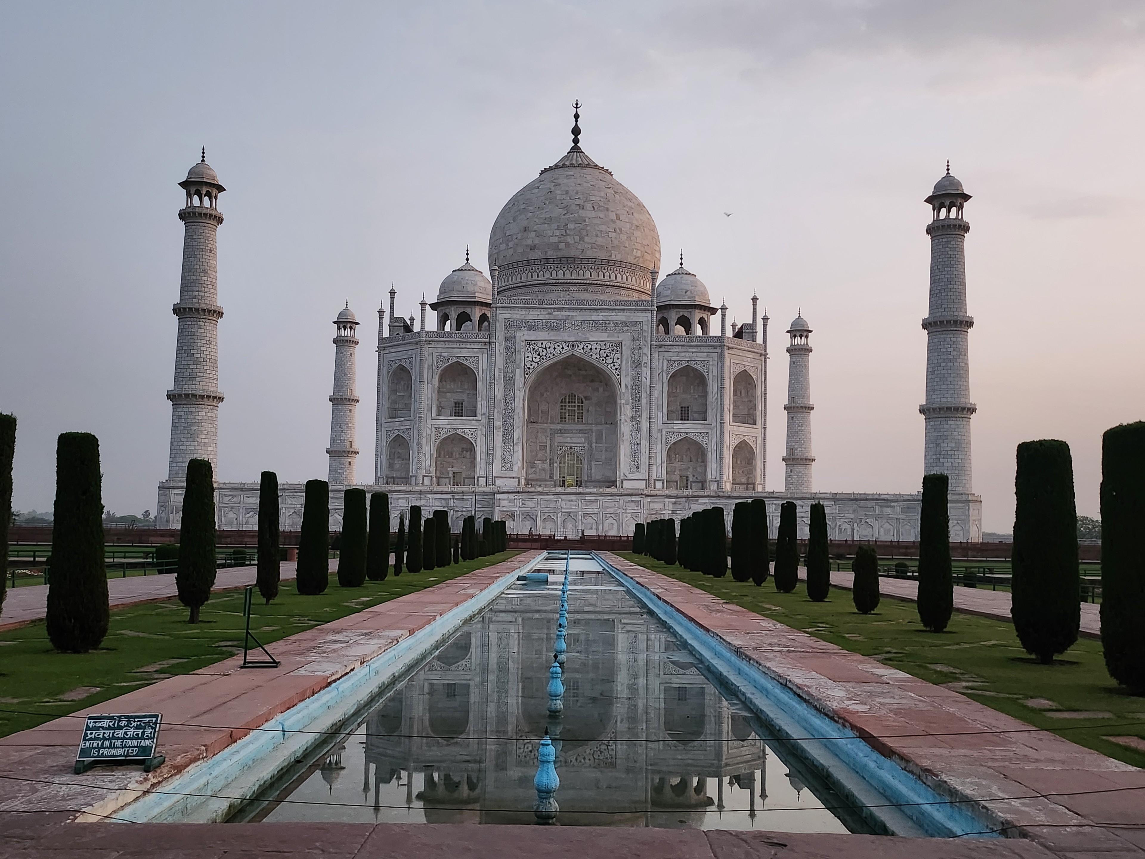 Le Taj Mahal au lever du soleil, le Fort d'Agra et l'atelier familial derrière le marbre photo 3