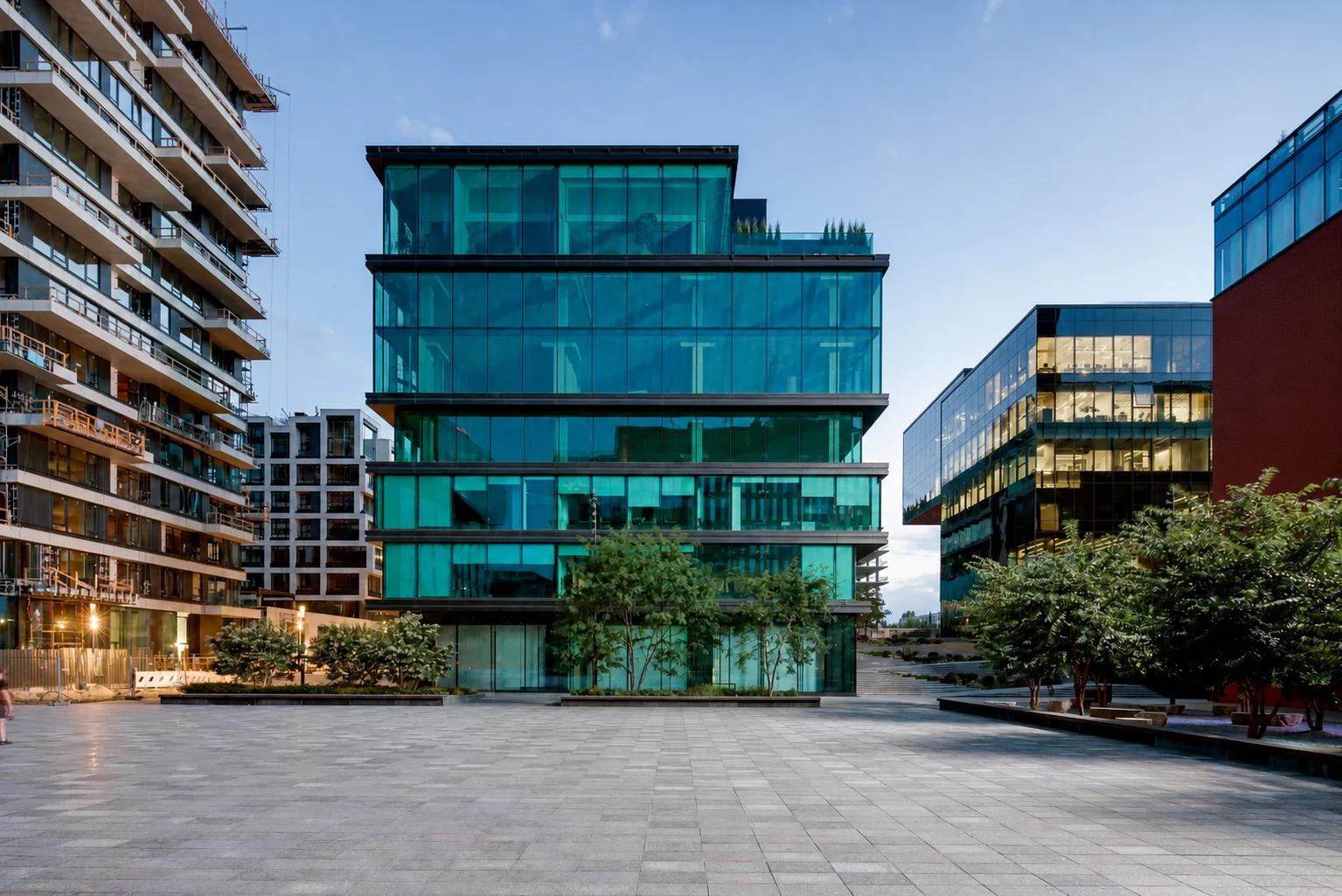 Patio comercial moderno rodeado por edificios de oficinas de vidrio