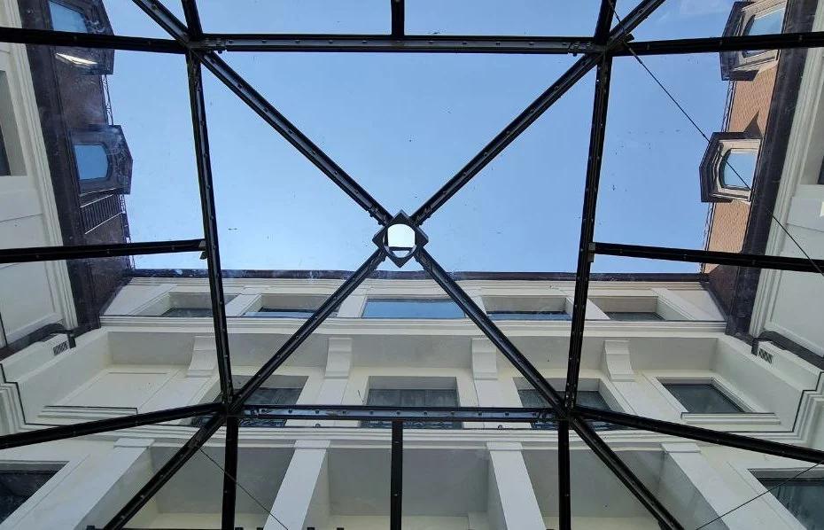 Marquesinas de Vidrio Estructural: Gestionar las Interfaces