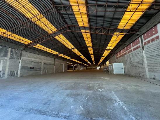 Interior industrial de gran luz con piso marcado y paneles aislados