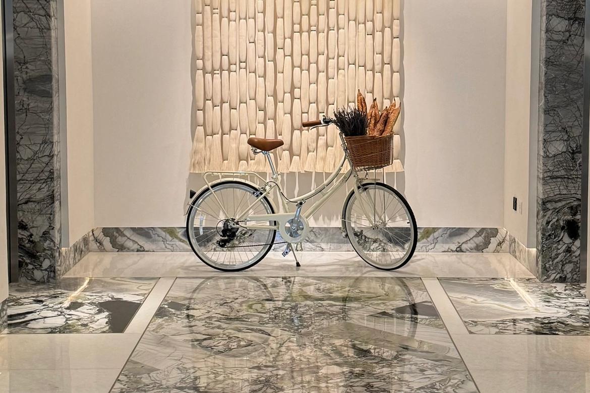 Велосипед с корзиной, наполненной свежей выпечкой