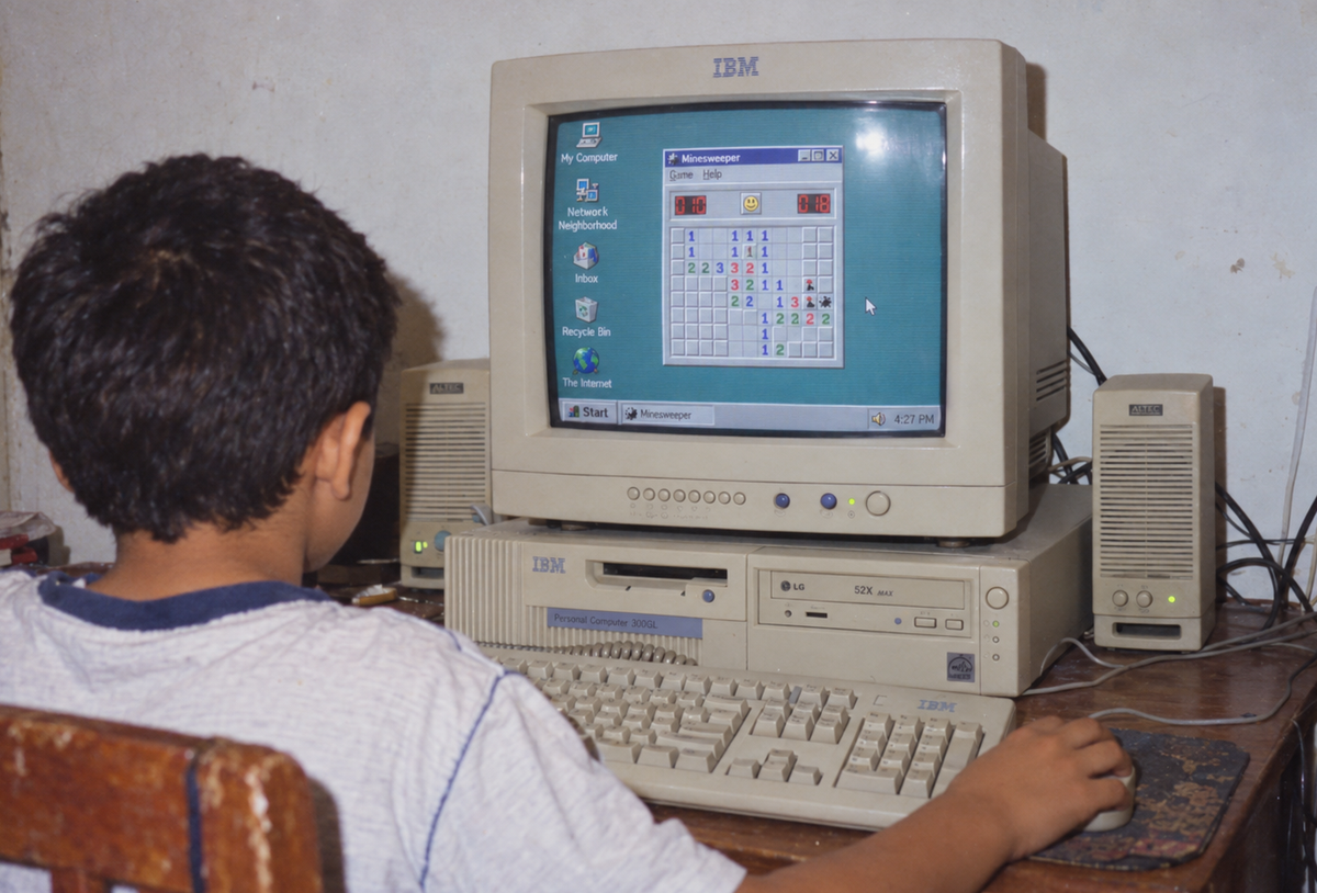 a child using an IBM computer running Windows 95.