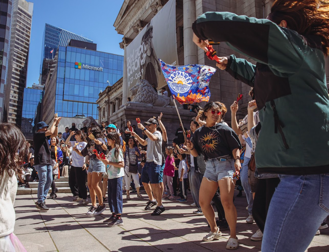 Audience joins dancing with APPARE [credit: @cameragirl_natyo]