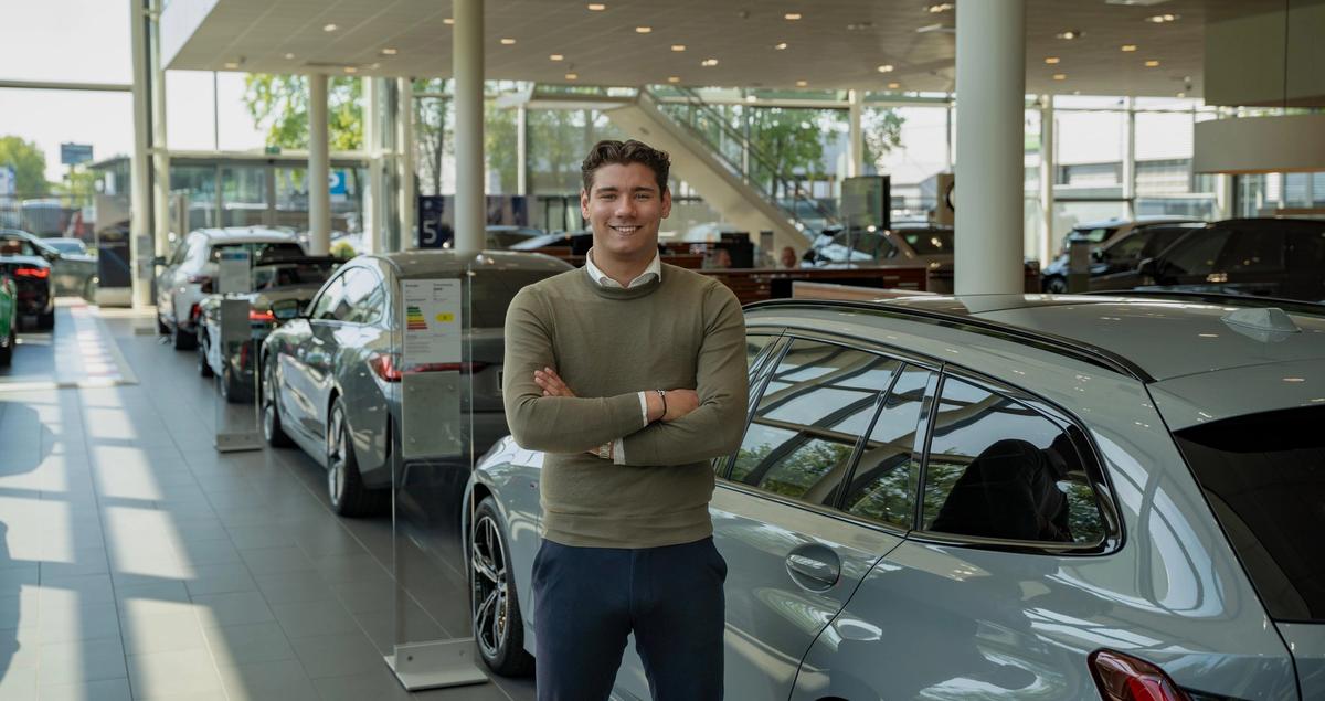 Joris van Engelen standing in front of a car in a Dusseldorp showroom.