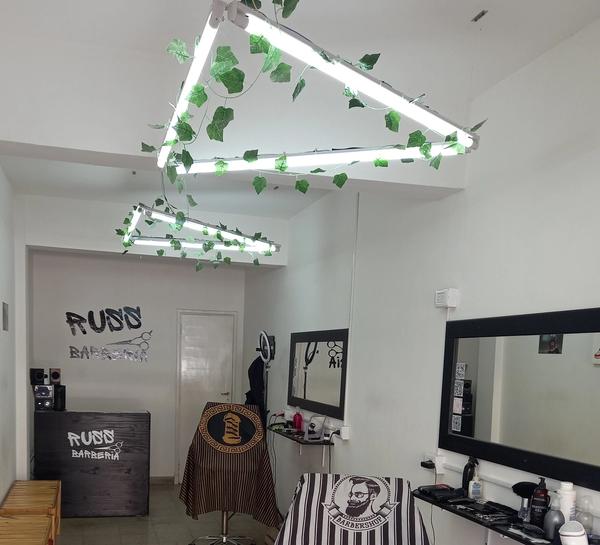 una barbería con una silla y un espejo .