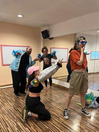 un grupo de personas está actuando