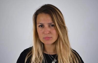 una mujer de pelo largo y rubio pone cara triste y mira a la cámara .