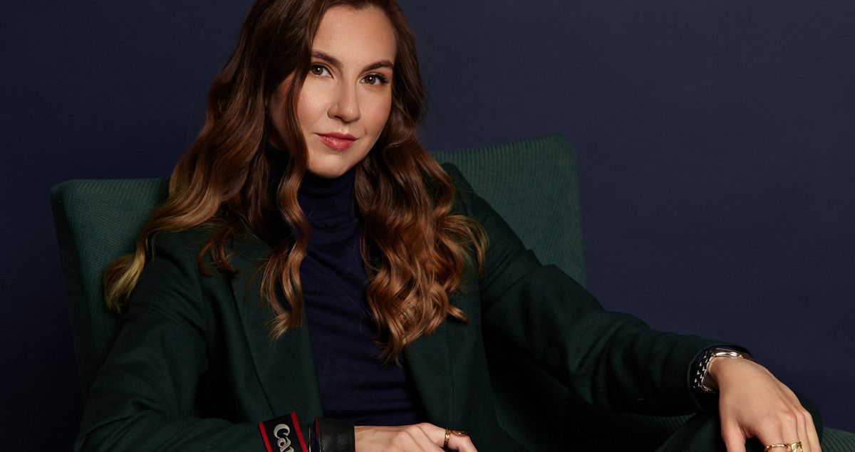 Natalia sentada sosteniendo una cámara