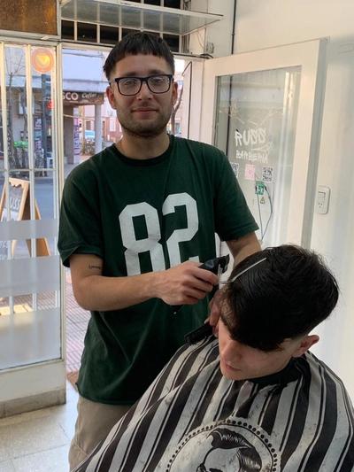 un hombre que lleva una camisa verde con el número 82