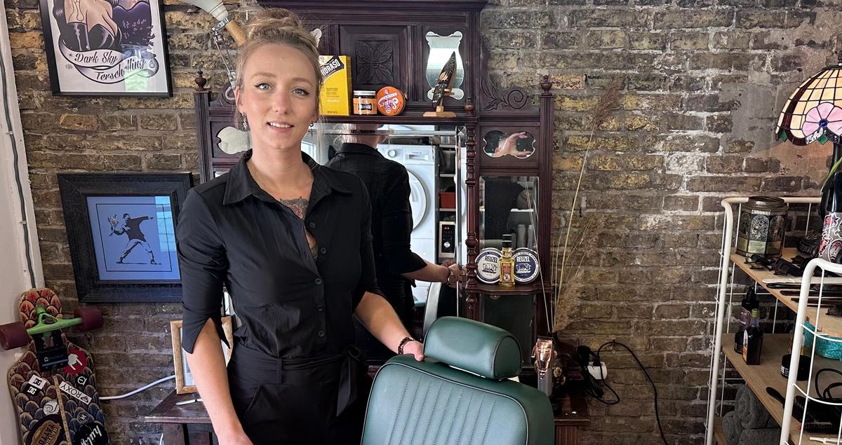 Nina Bossina in haar barbershop Cut the Crab