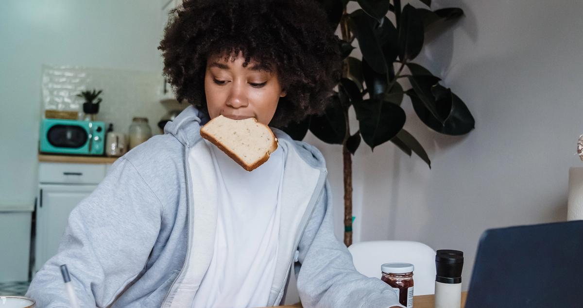 Vrouw is druk bezig met multitasken