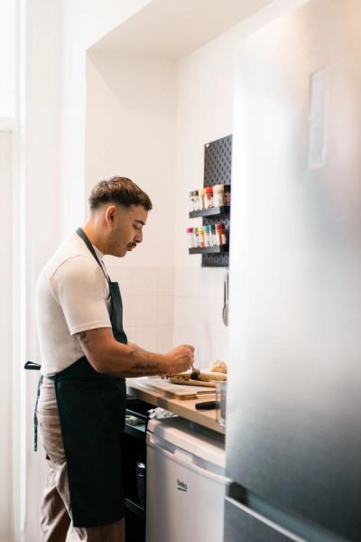 een man met een schort maakt eten klaar in een keuken