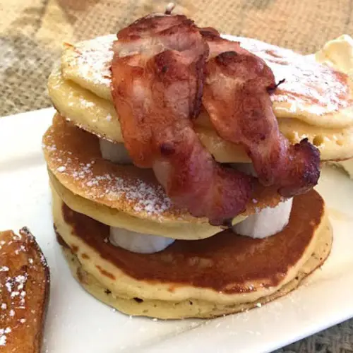 Pancakes and bacon at Pancake Rocks Café