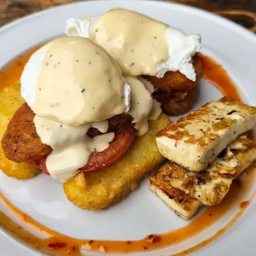 Eggs and hash browns at Sandfly Café