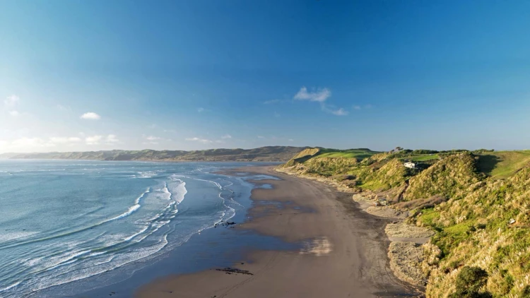 Raglan main beach