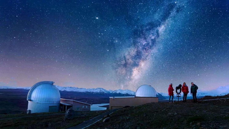 Group of people star gazing at Lake Tekapo