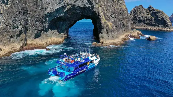 Hole in the rock cruise 