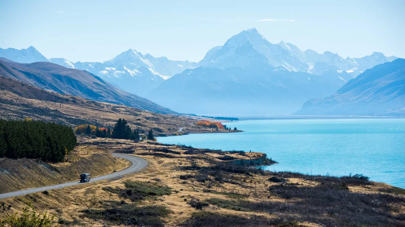 Wild Kiwi bus driving next to Lake Pukaki