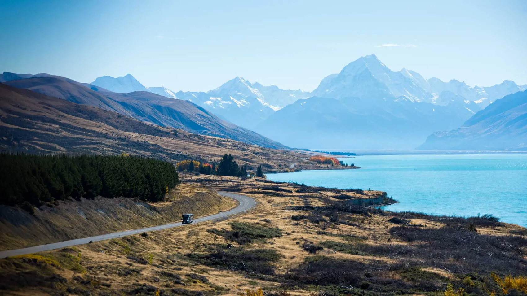 Wild Kiwi bus driving next to Lake Pukaki