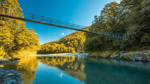 Walking bridge in Haast Pass in New Zealand