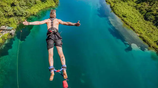 Man bungy jumping 