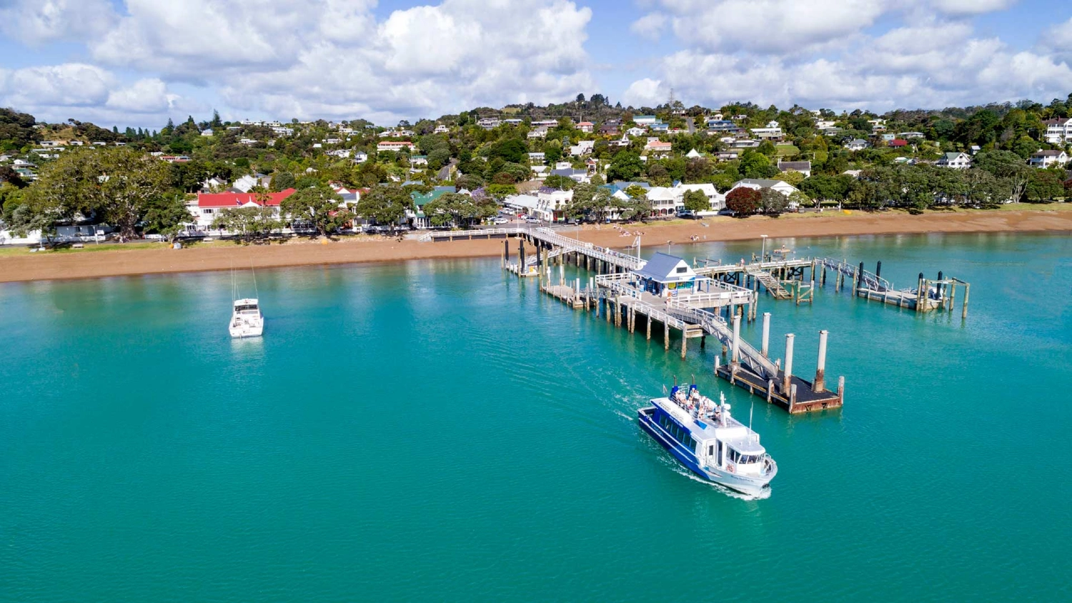 The Russell Ferry leaving the dock