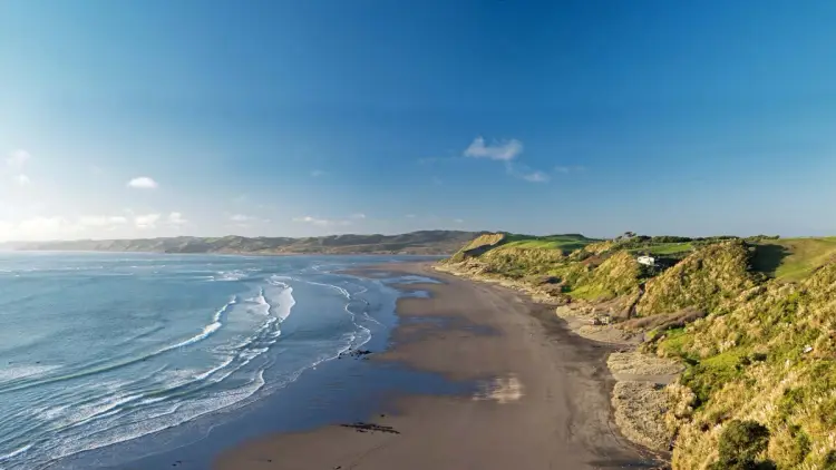 Raglan main beach