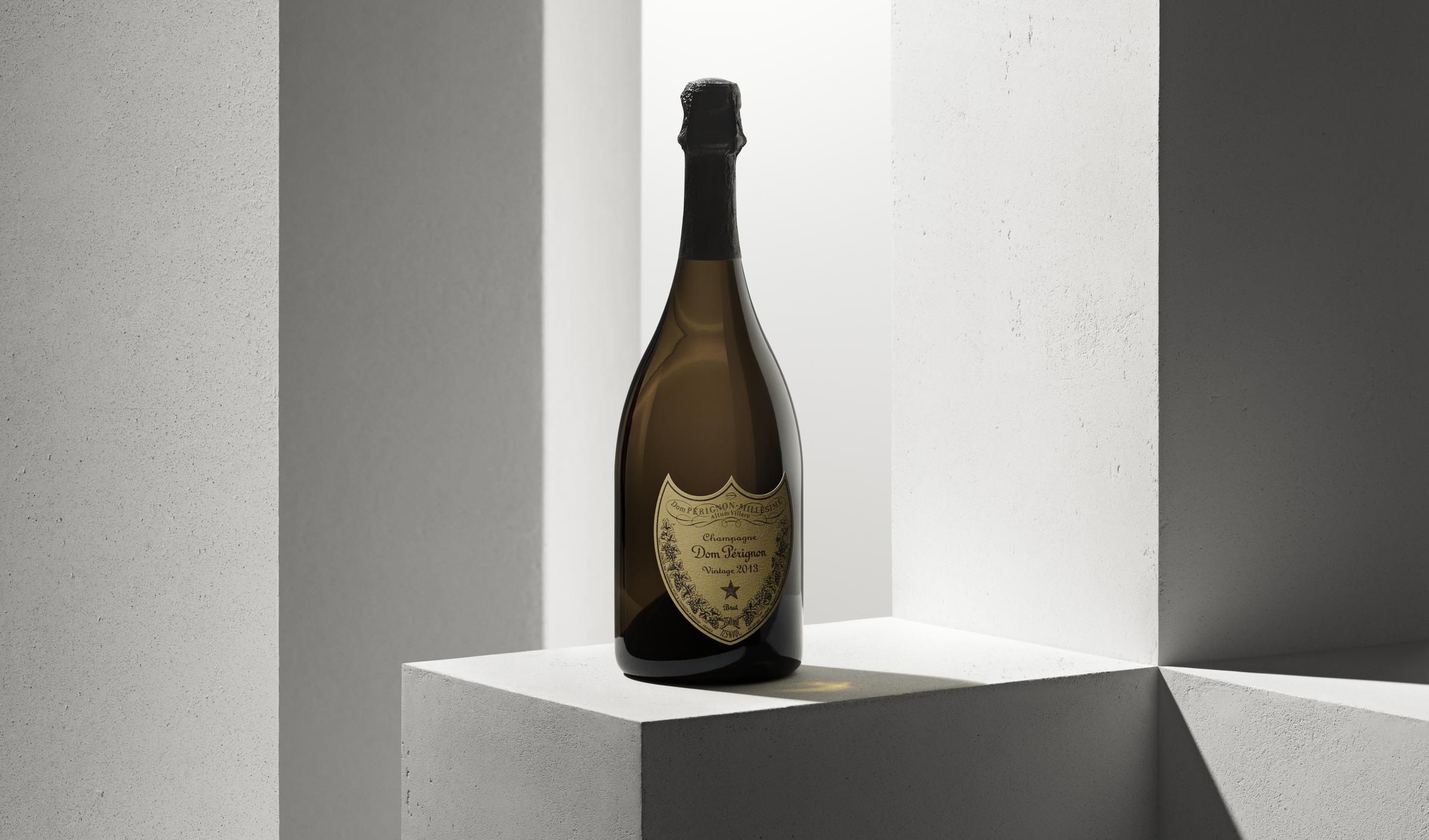 Dom Pérignon Vintage 2013 bouteille sur craie