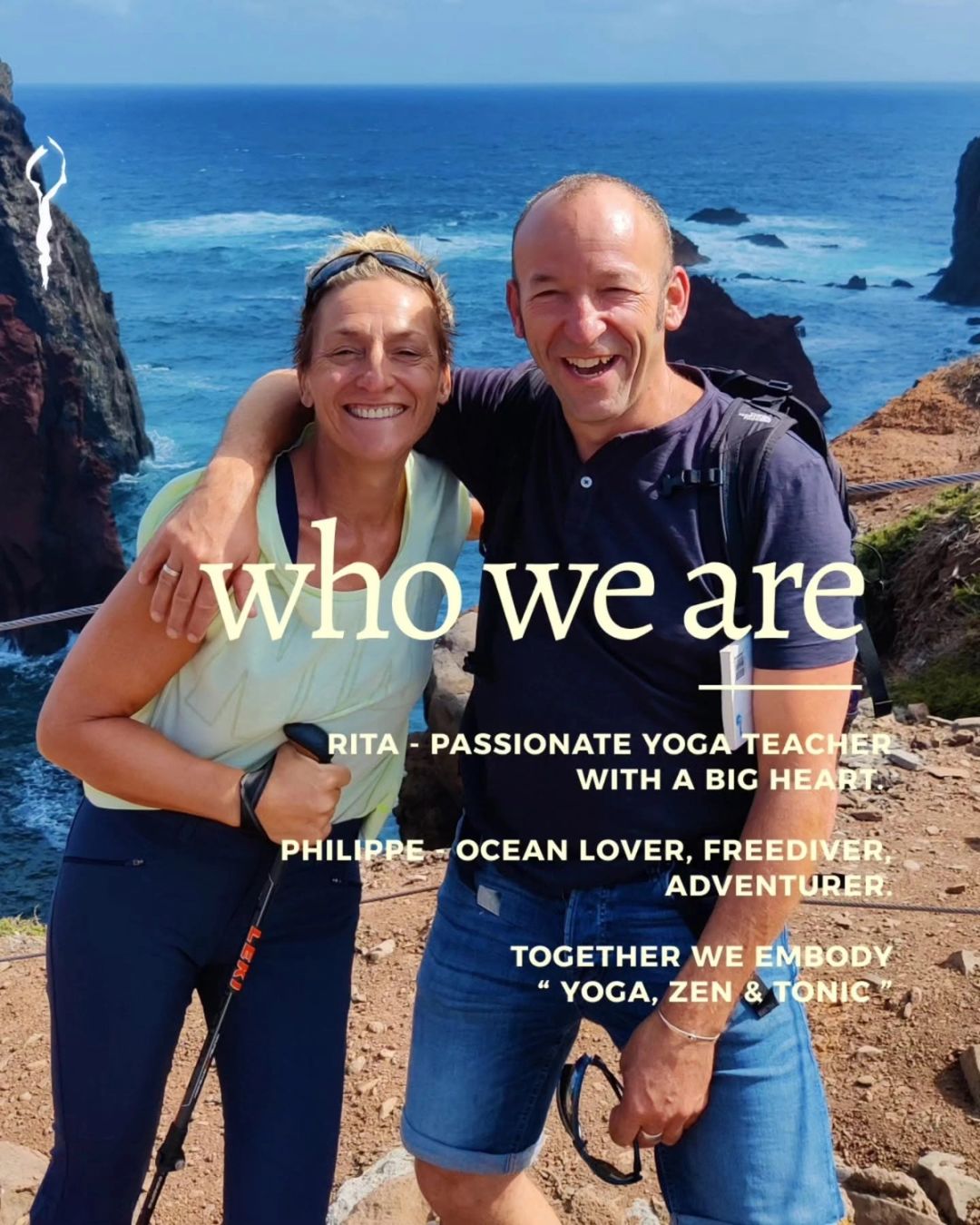 Rita en Philippe glimlachend tijdens een wandeling langs een rotsachtige kust met de oceaan op de achtergrond