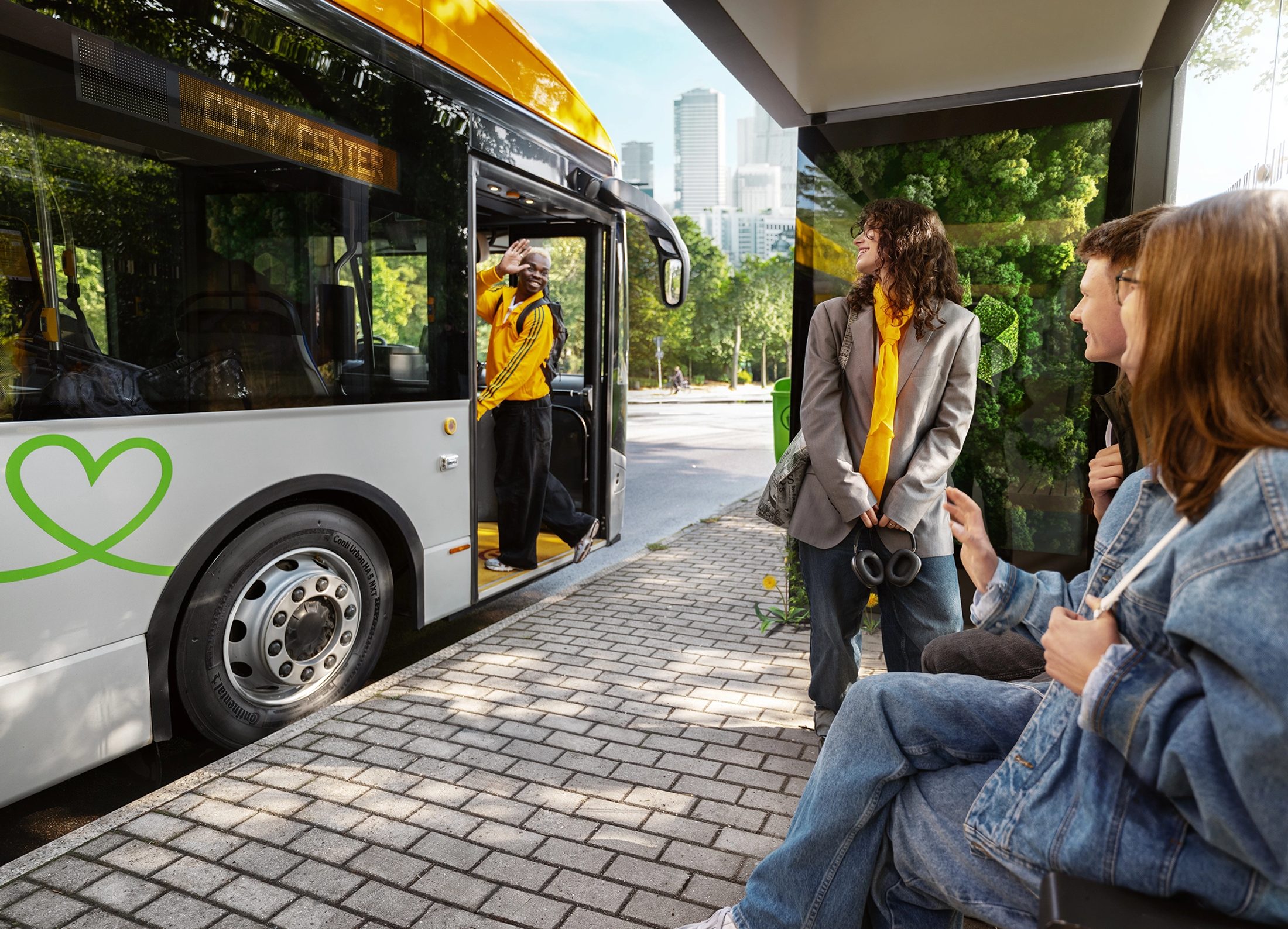 Fahrgäste steigen in modernen City-Bus ein