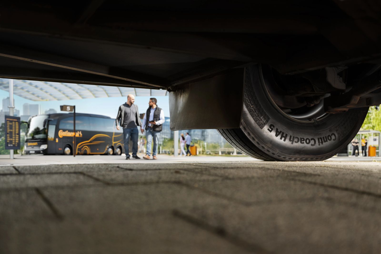 Untersicht eines Lkw-Reifens, Continental Automotive Kampagne