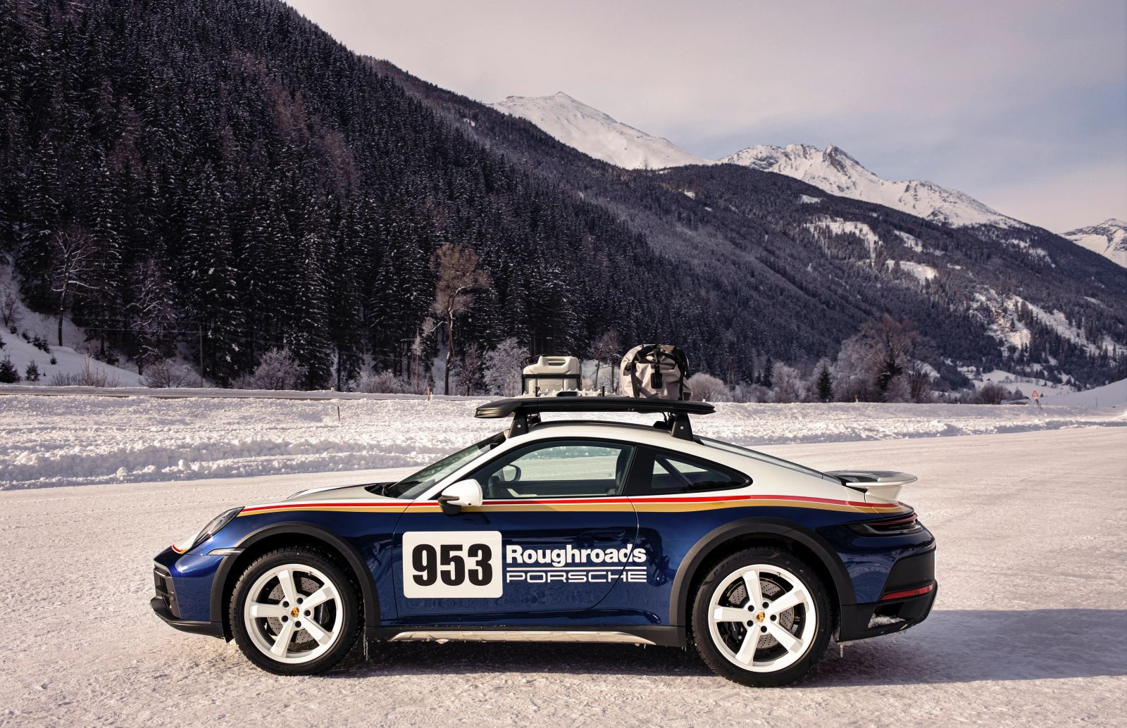 Porsche Dakar Seitenansicht im Schnee