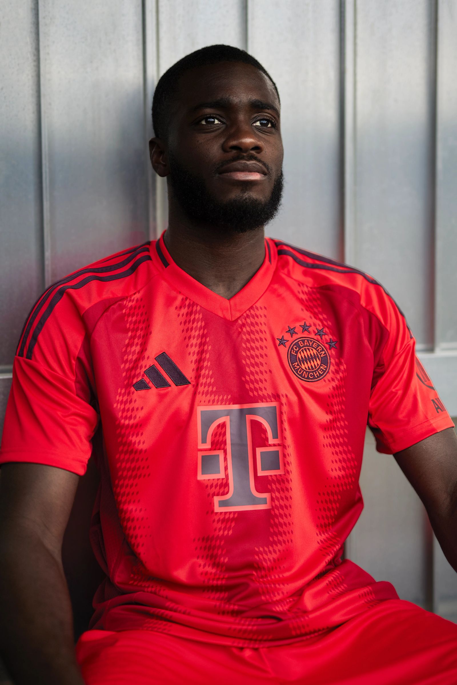 Porträt von Dayot Upamecano im roten FC Bayern Trikot an der Säbener Straße
