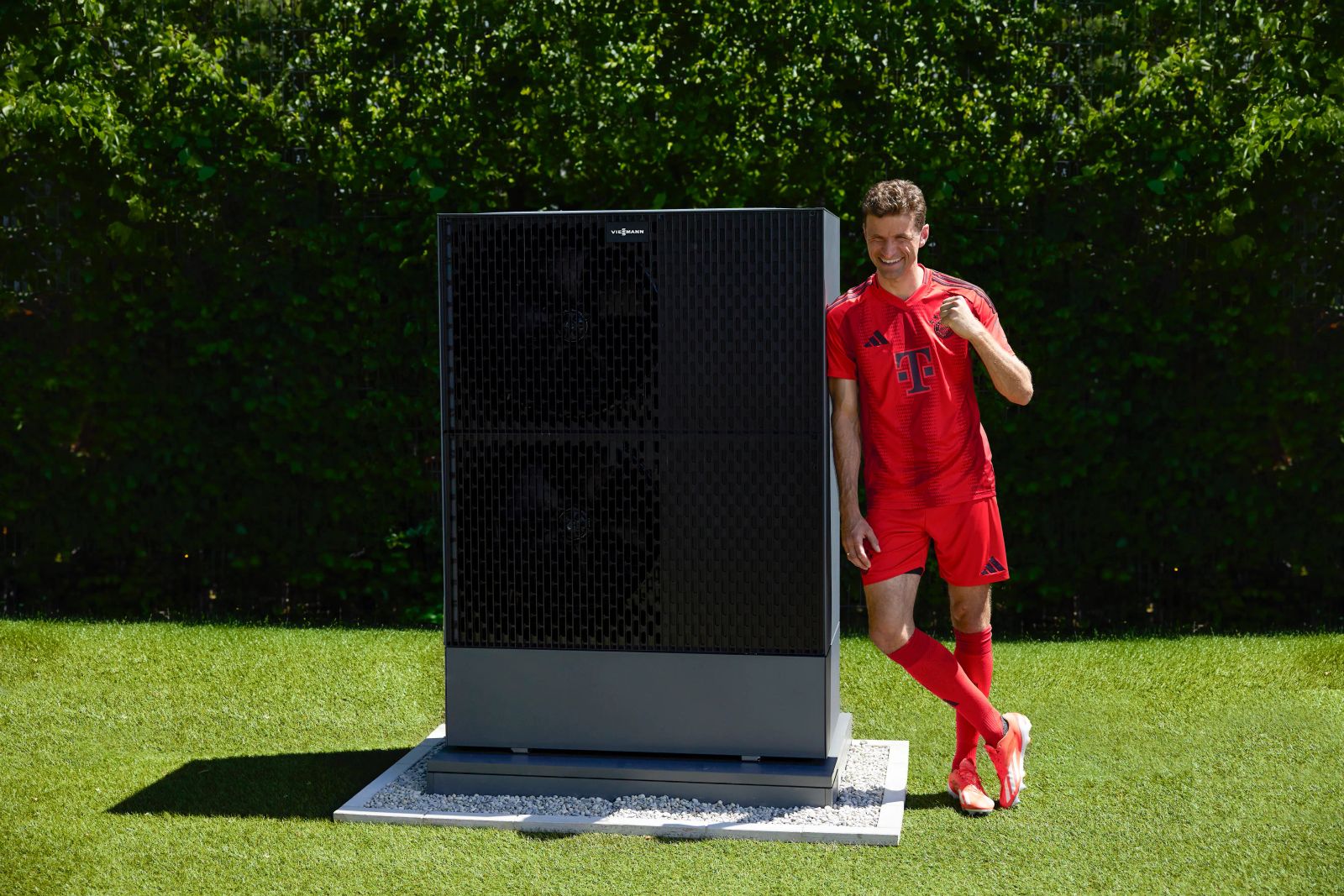 Thomas Müller lehnt an einer Wärmepumpe an der Säbener Straße